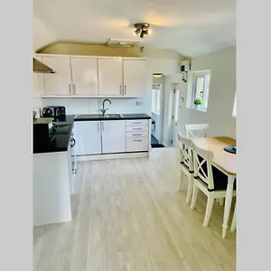 https://apt-modern-in-the-heart-of-the-village.yorkshirehotels.net